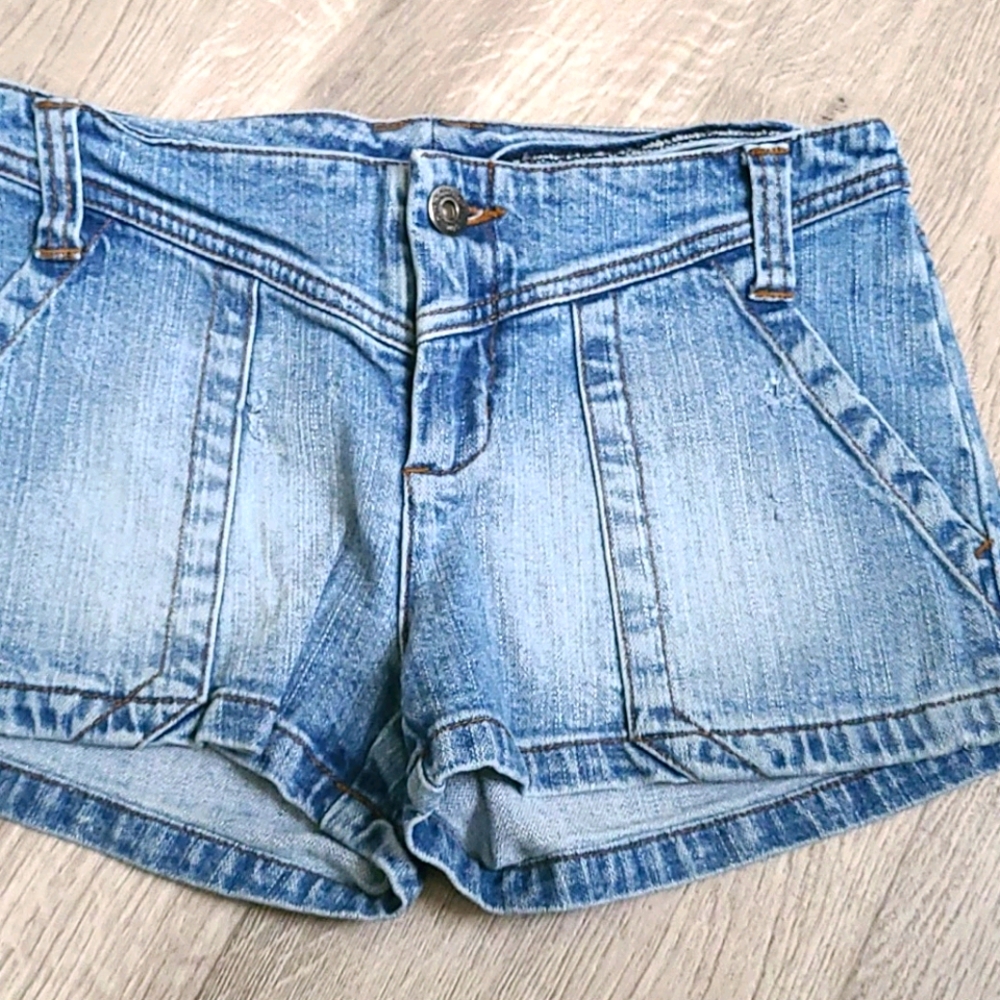 Short shorts with stretch bundle